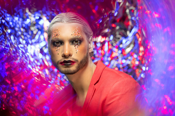 大胡子男子对着金属丝背景摆姿势图片下载