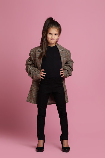 可爱的小女孩穿着宽大的白色母亲的衣服图片下载