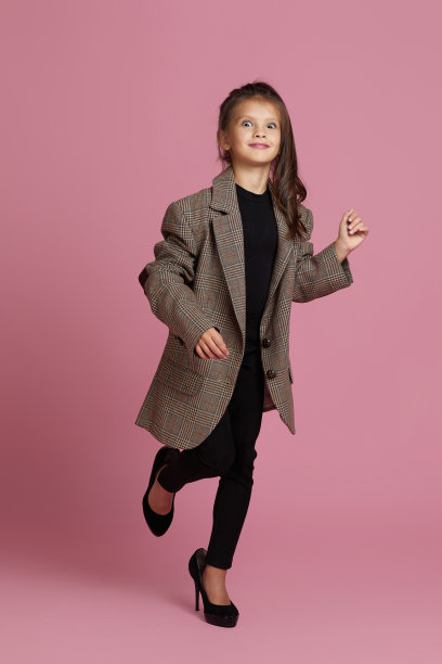 可爱的小女孩穿着宽大的白色母亲的衣服图片下载