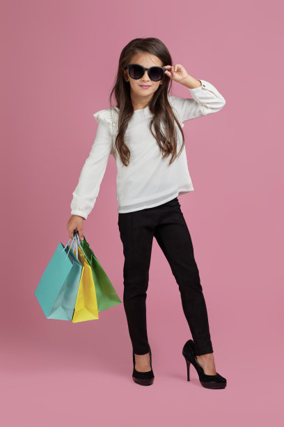 戴墨镜的小女孩拿着购物袋图片下载