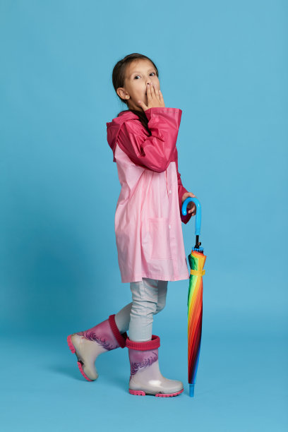 可爱的小女孩拿着五颜六色的伞图片下载