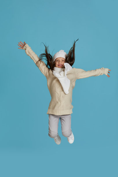 小女孩在冬天编织帽子和毛衣图片下载