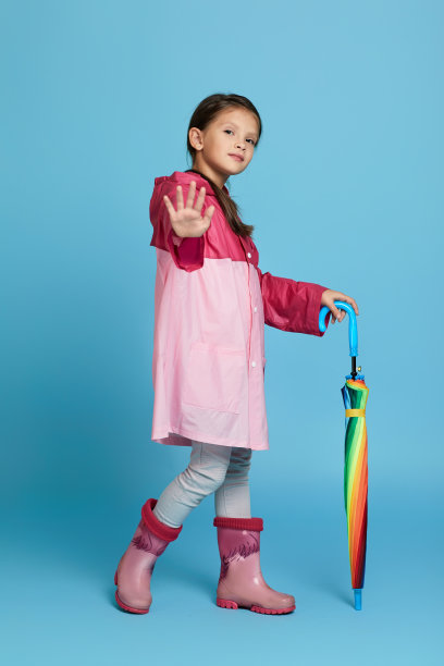 可爱的小女孩带着五颜六色的雨伞图片下载