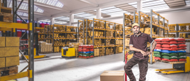 工人在明亮的工业仓库图片下载