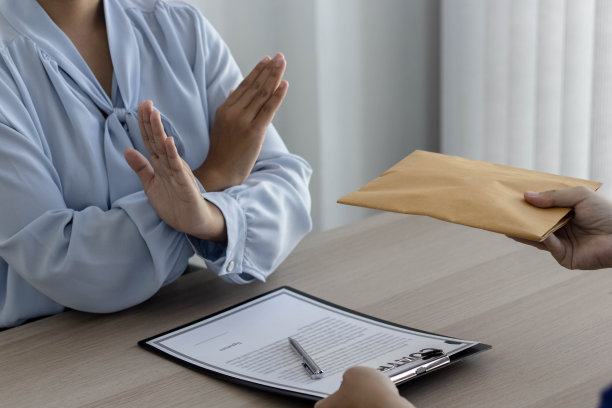 女商人拒绝接受合伙人的贿赂。图片下载