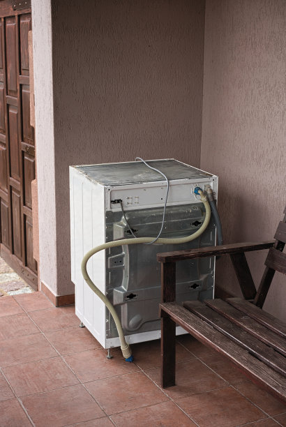 乡下房子阳台上的破洗衣机图片下载