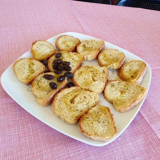 面包加橄榄油和橄榄。品尝葡萄酒的小吃。图片下载