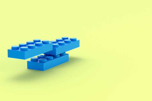 黄色背景上的蓝色塑料积木。矩形构造器，适合儿童发育。学前教育用砖。零件的构造函数。副本的空间。三维渲染图片下载