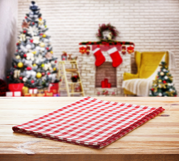 木桌上的红色餐巾和圣诞背景。图片下载