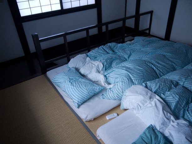 日式卧室，地板上有两张榻榻米床垫图片下载