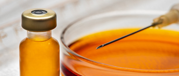 用血清和注射器接种COVID-19病毒疫苗图片下载