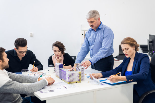 一组建筑设计师在办公室开会，工作图片下载