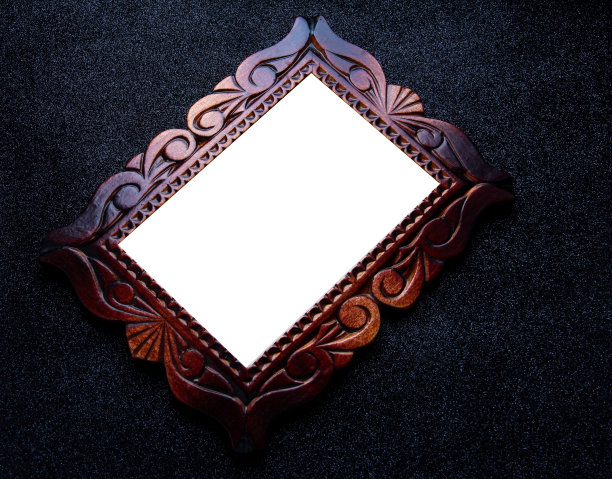 木雕框架上的黑色背景。图片下载