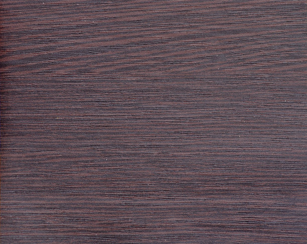 文革栎木，深色木材的平坦表面，特写带有淡红色色调。图片下载