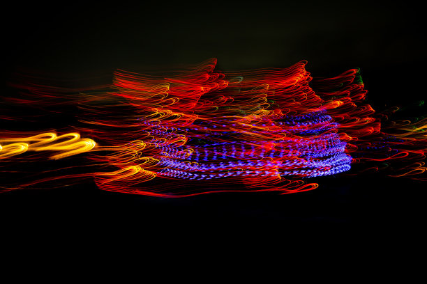 发光的光线漩涡。摘要发光速度运动效应图片下载