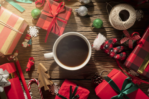 Topview平板热饮咖啡巧克力和礼物礼盒与红色和丝带包装在木制桌子上装饰装饰新年和圣诞节日问候的背景理念图片下载