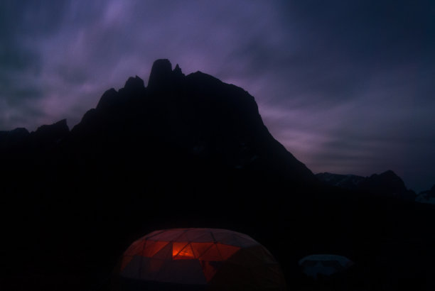 月光透过山，从圆顶上看到图片下载