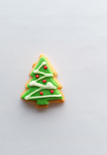 圣诞树装饰黄油饼干在白色的背景图片下载