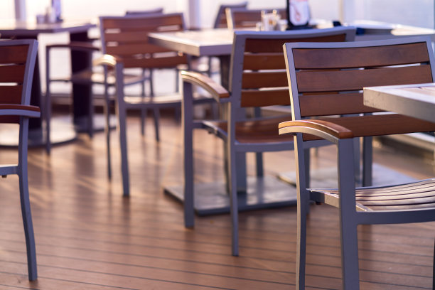 餐桌和木椅在木制游轮甲板上没有人日落时间图片下载