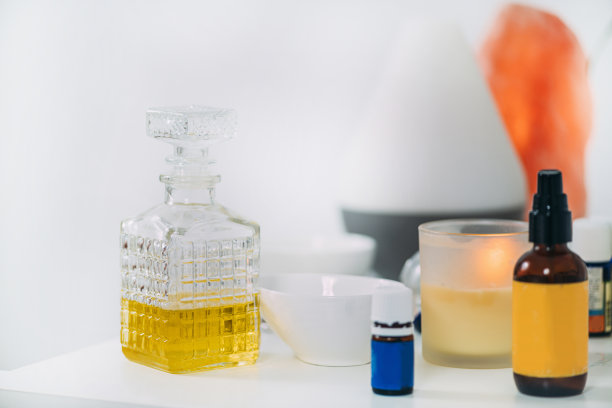 餐桌上的芳香油图片下载