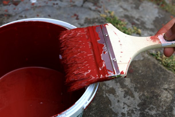 用油漆刷着新鲜的油漆图片下载