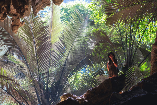 一名妇女在泰国乌泰他尼省的合帕他洞内探险图片下载