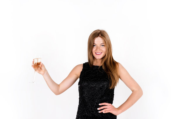 一个年轻漂亮的金发女人喝着香槟的肖像。事件概念，孤立在白色背景图片下载