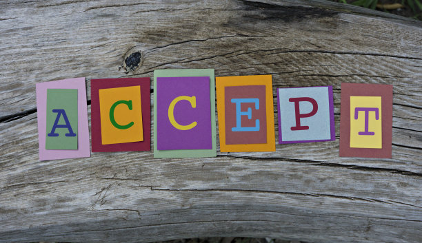 接受写在木制背景的彩色便利贴上的文字。图片下载