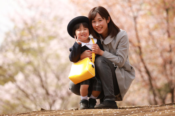 微笑的父母和孩子图片下载