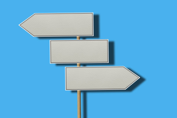 蓝色背景上的空白路标图片下载