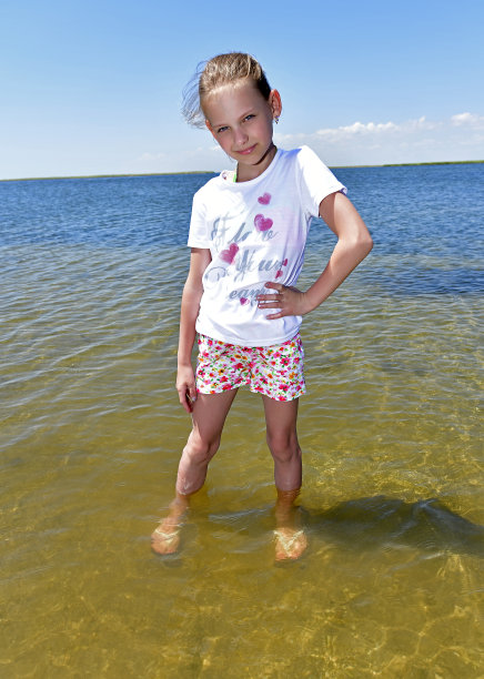 孩子们在海里嬉戏。图片下载