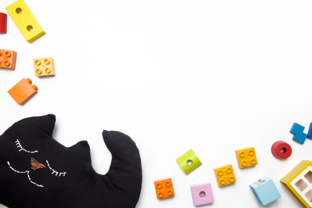 儿童玩具上的白色背景，顶视图与复制空间图片下载