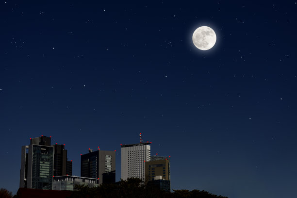 满月升上摩天大楼，繁星点点图片下载