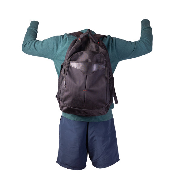 背包，短裤，毛衣孤立在白色背景上。图片下载