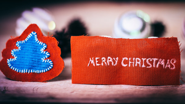 圣诞节的背景。圣诞树雕像和merr字样图片下载