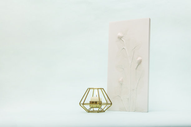 植物浅浮雕野花和墙壁艺术用的蜡烛。3D花石膏装饰。时尚和现代的室内设计。图片下载