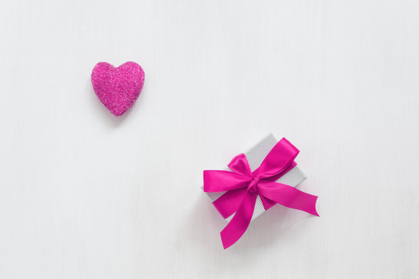 品红色的心和礼盒上的白色油漆旧背景。情人节。贺卡。俯视图，平放。图片下载
