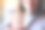 一个女人拿着彩色的手在木棒上画着幸福的表情图片下载