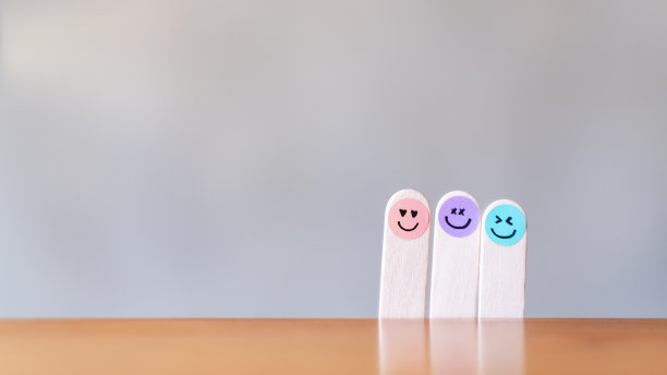 彩色的手在木棒上画出快乐的表情图片下载