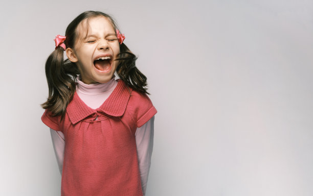 一个快乐的小女孩的肖像图片下载