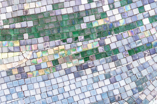 陶瓷马赛克瓷砖，灰色、蓝色、绿色方块，布局混乱。图片下载
