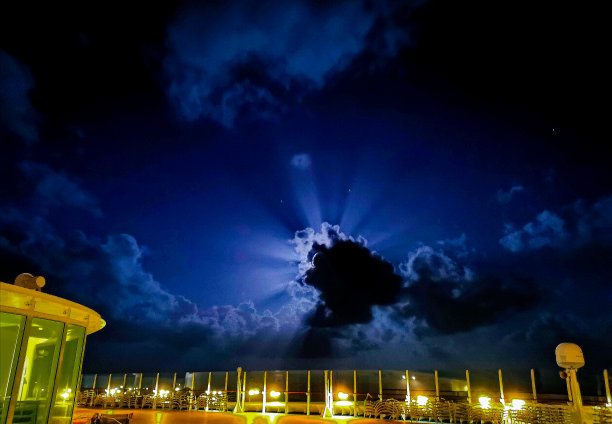 游轮上的夜空图片下载