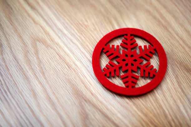 木桌上的雪花杯托图片下载