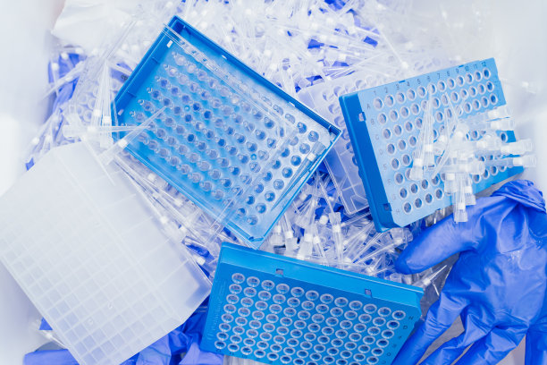 危险的实验室化学和医疗废物。塑料垃圾与生态图片下载