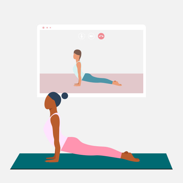 一位年轻的黑人女性站在眼镜蛇姿势，在电视或投影仪上观看在线瑜伽练习。居家概念。隔离期间的家庭活动在线课程，教育。每股收益10。图片下载