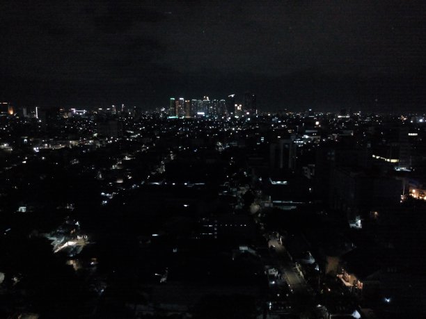 晚上，首都雅加达灯火通明图片下载