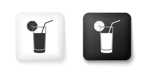 黑白玻璃果汁图标孤立在白色背景。橙片和管饮用。健康的有机食品。方形按钮。向量图片下载