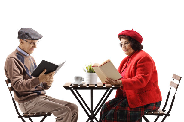 老人在桌子旁看书图片下载