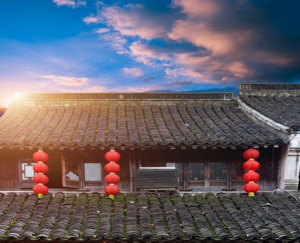 中国传统建筑，两层楼的屋顶上整齐的瓦片和红灯笼挂图片下载