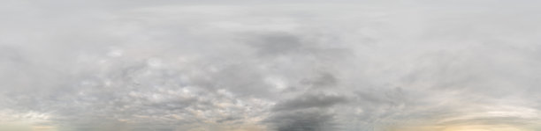阴雨天的全景图，低云无缝球面等矩形格式。完整的天顶用于3D图形，游戏和无人机360度全景作为一个天空圆顶图片下载